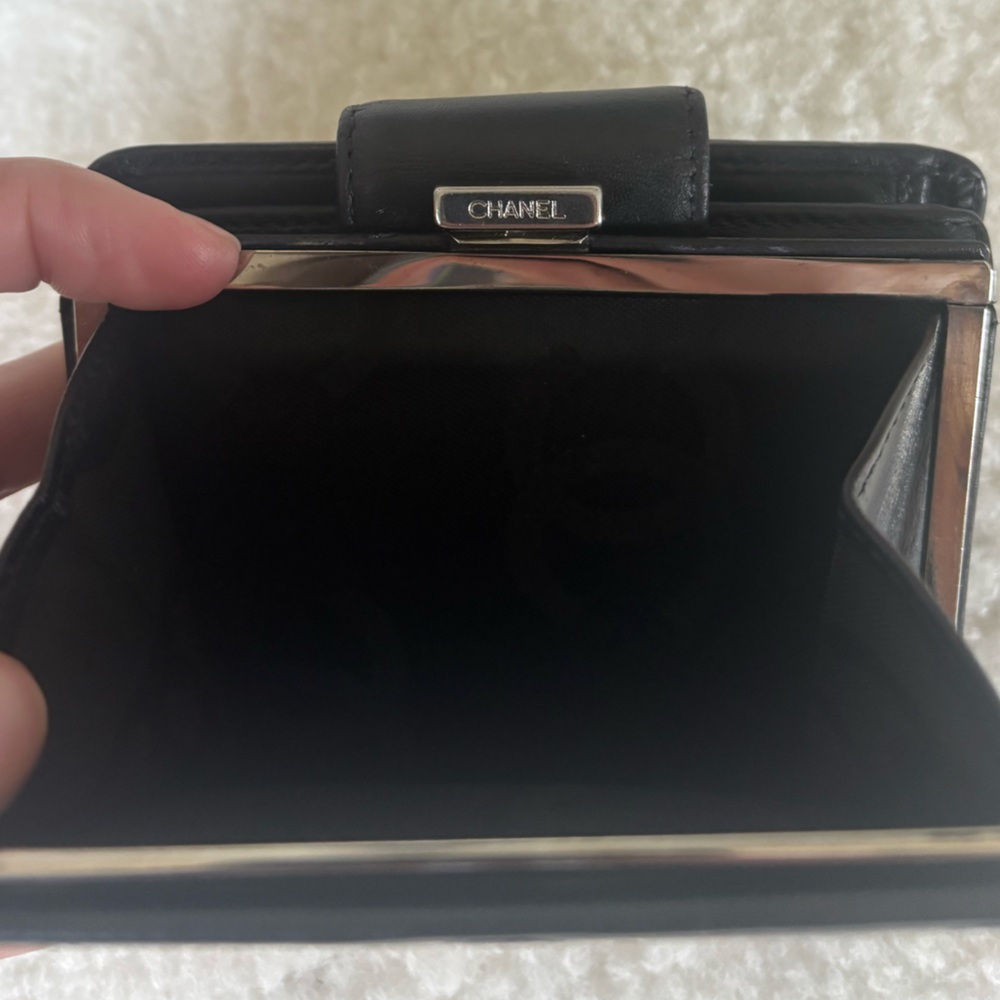 Vintage CHANEL Black Quilted Kisslock Leather Wallet - Picture 12 of 15